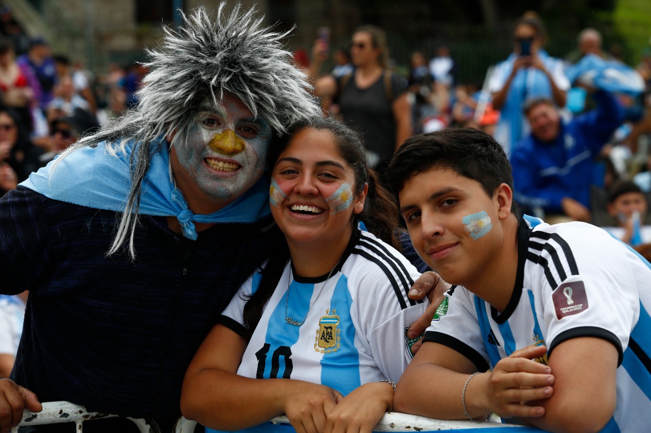 Mundial de Qatar 2022  Pese a la lluvia, más de 25.000 personas en el “Mar del Plata Arena Fest”