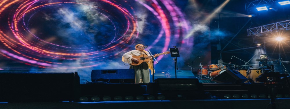 Maggie Cullen brilló con canciones y carisma en el Patio de las Provincias