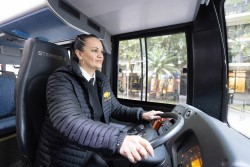 Bus turístico porteño: Mariela cumplió su sueño y es la primera mujer en manejarlo