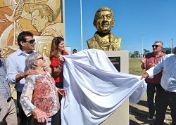 En Villaguay descubrieron una escultura y un busto de Abelardo Dimotta a 100 años de su nacimiento.