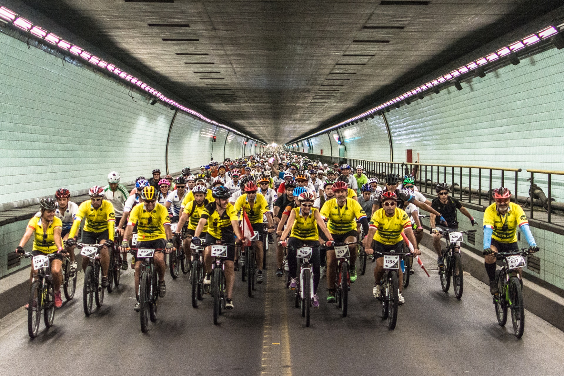 El túnel subfluvial y el puente colgante, unidos por un tradicional evento de cicloturismo